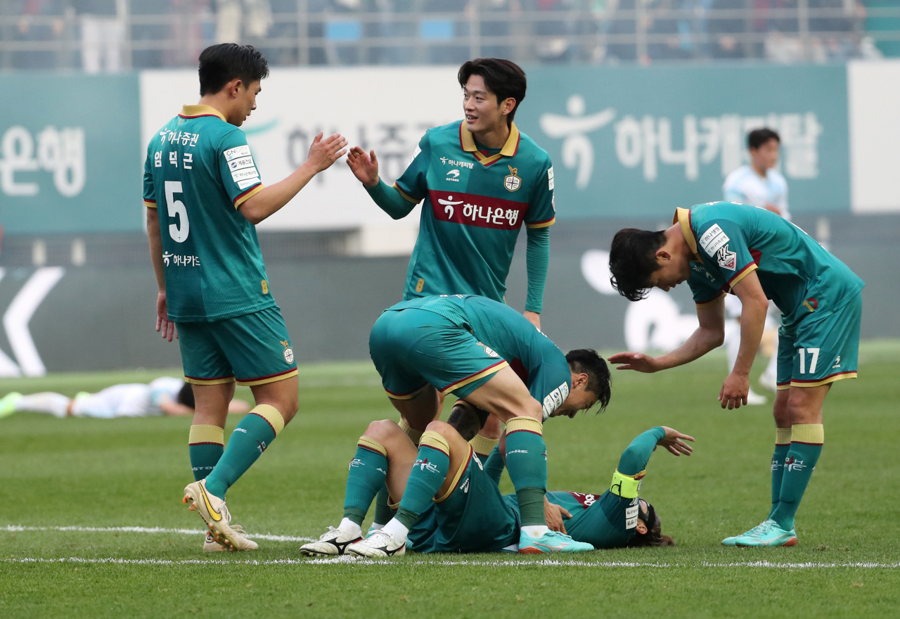 Daejeon Hana Citizen FC players celebrate their 2-1 victory over Ulsan Hyundai FC in a K League 1 match at Daejeon World Cup Stadium in Daejeon, 140 kilometers south of Seoul, on Sunday. (Yonhap)