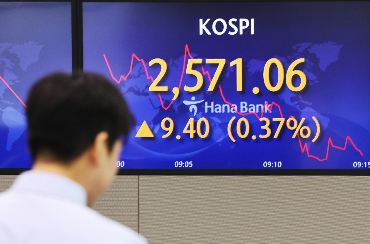 An electronic board showing the Korea Composite Stock Price Index at a dealing room of the Hana Bank headquarters in Seoul on Monday. (Yonhap)