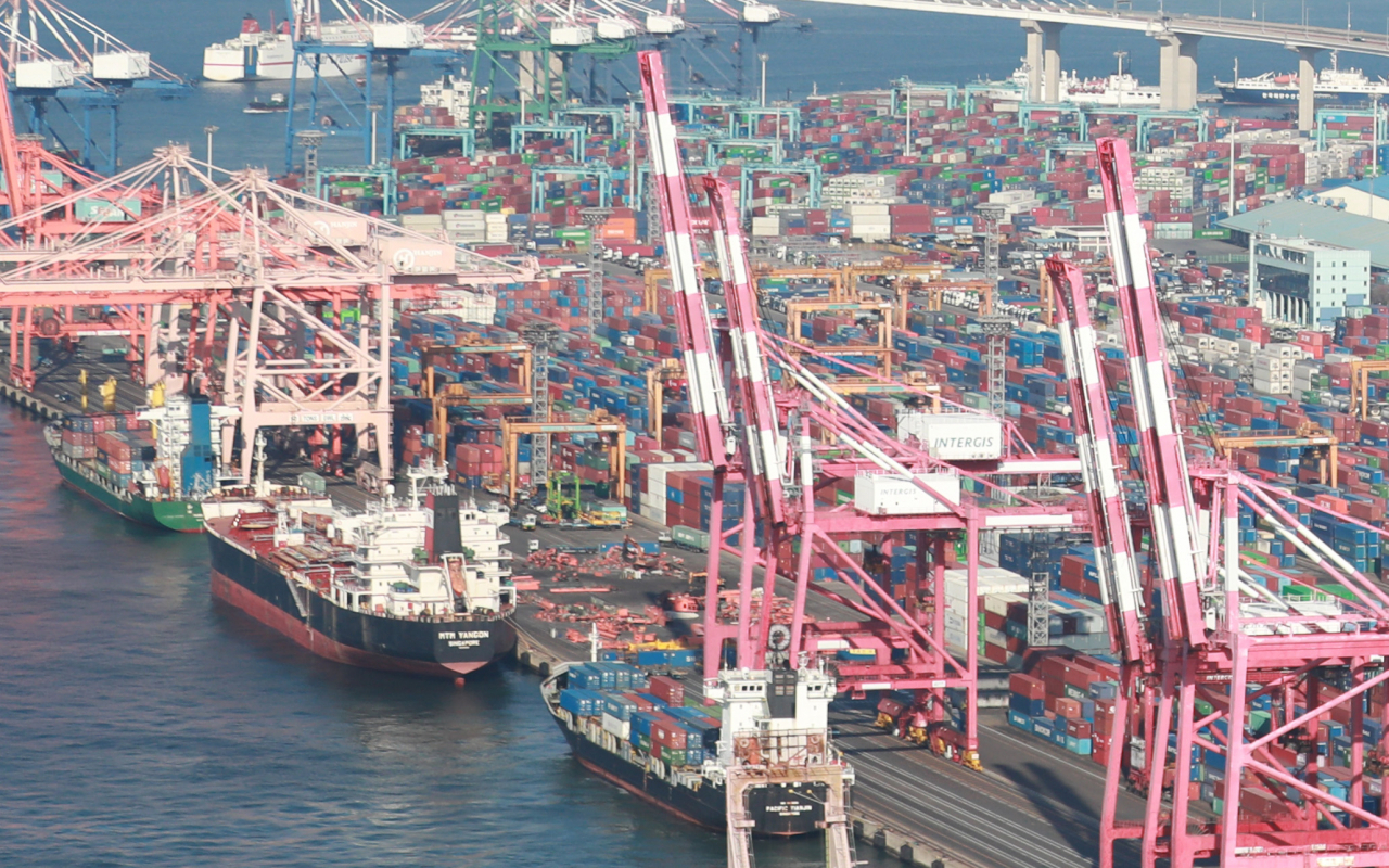 Containers at a port in Busan on April 2 (Yonhap)