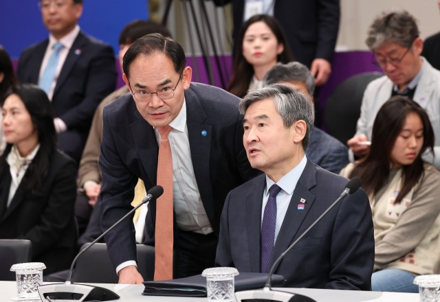 Lim Jong-deuk, the second deputy director of the National Security Office (left) Yonhap