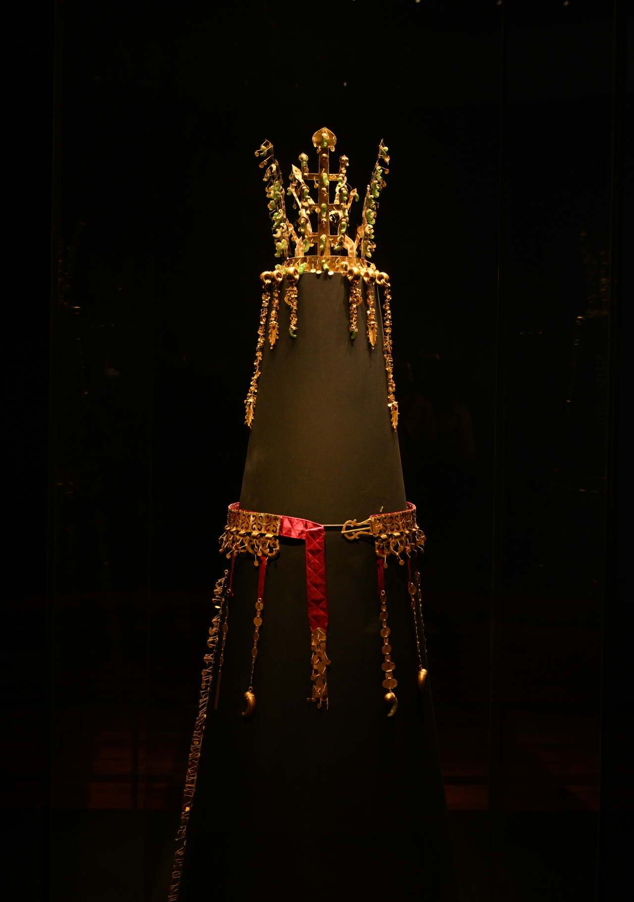 Hwangnam Daechong Tomb’s gold crown and belt are on display in the National Museum of Korea's permanent Silla Exhibition Hall. (Im Se-jun/The Korea Herald)