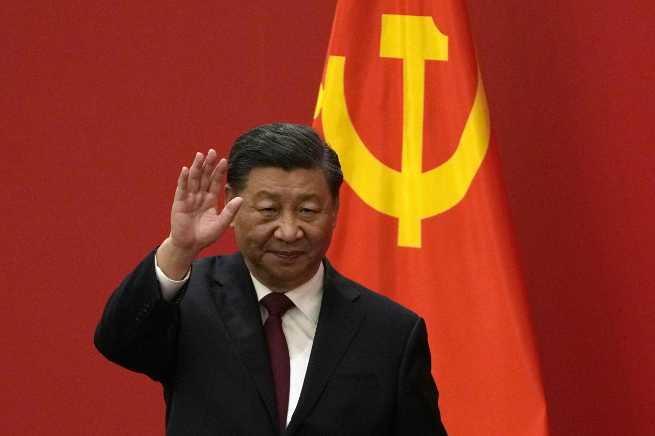 In this file photo, Chinese President Xi Jinping waves at an event to introduce new members of the Politburo Standing Committee at the Great Hall of the People in Beijing on Oct. 23, 2022. (AP-Yonhap)