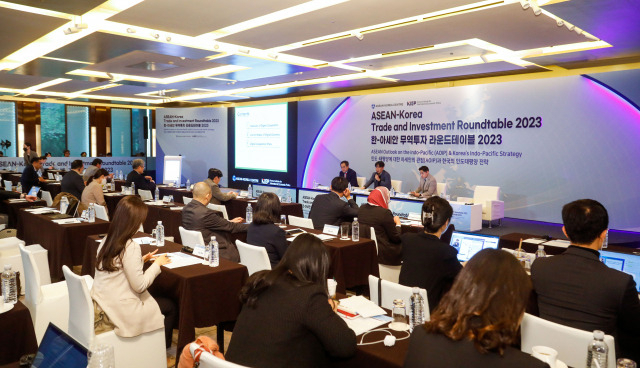 Attendees discuss future directions for cooperation between Korea and ASEAN member countries at ASEAN-Korea Trade and Investment Roundtable 2023 at the Westin Josun Hotel in Jung-gu, Seoul. (ASEAN-Korea Center)