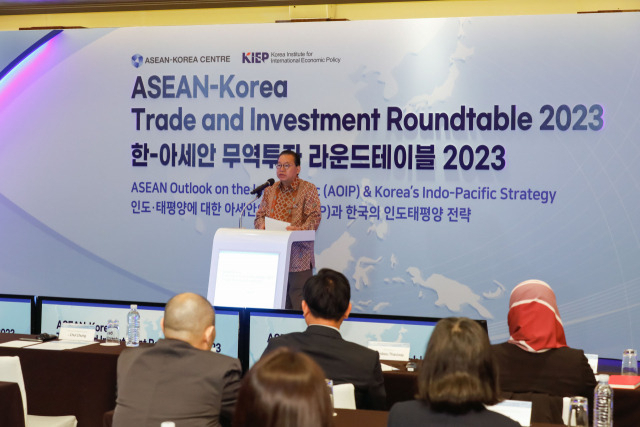 Indonesian Ambassador to Korea Gandi Sulistiyanto delivers congratulatory remarks at the ASEAN-Korea Trade and Investment Roundtable 2023 at the Westin Josun Hotel in Jung-gu, Seoul. (ASEAN-Korea Center)
