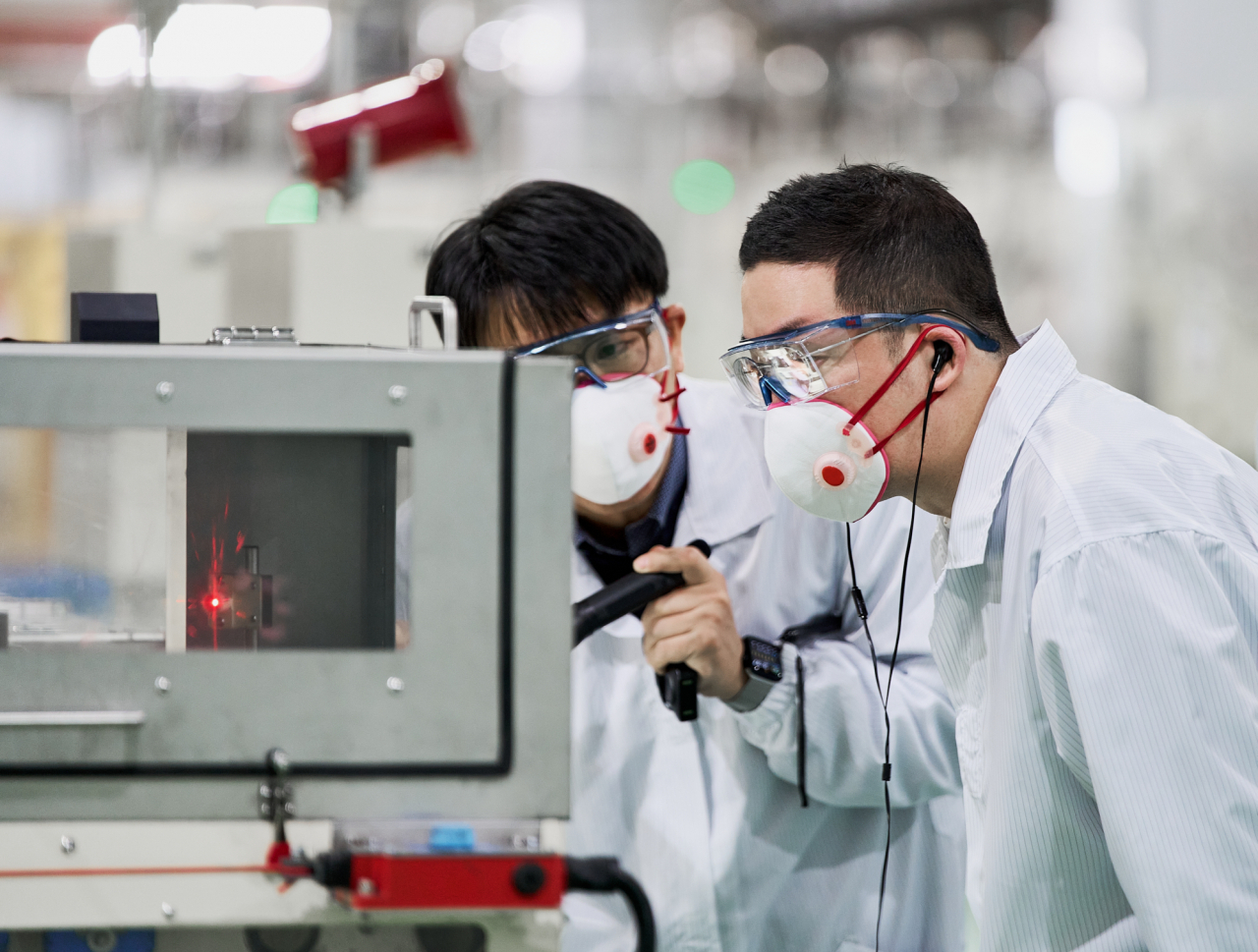 LG Chairman Koo Kwang-mo (right) inspects LG Chem's cathode manufacturing plant in Cheongju, North Chungcheong Province, on Monday. (LG Group)