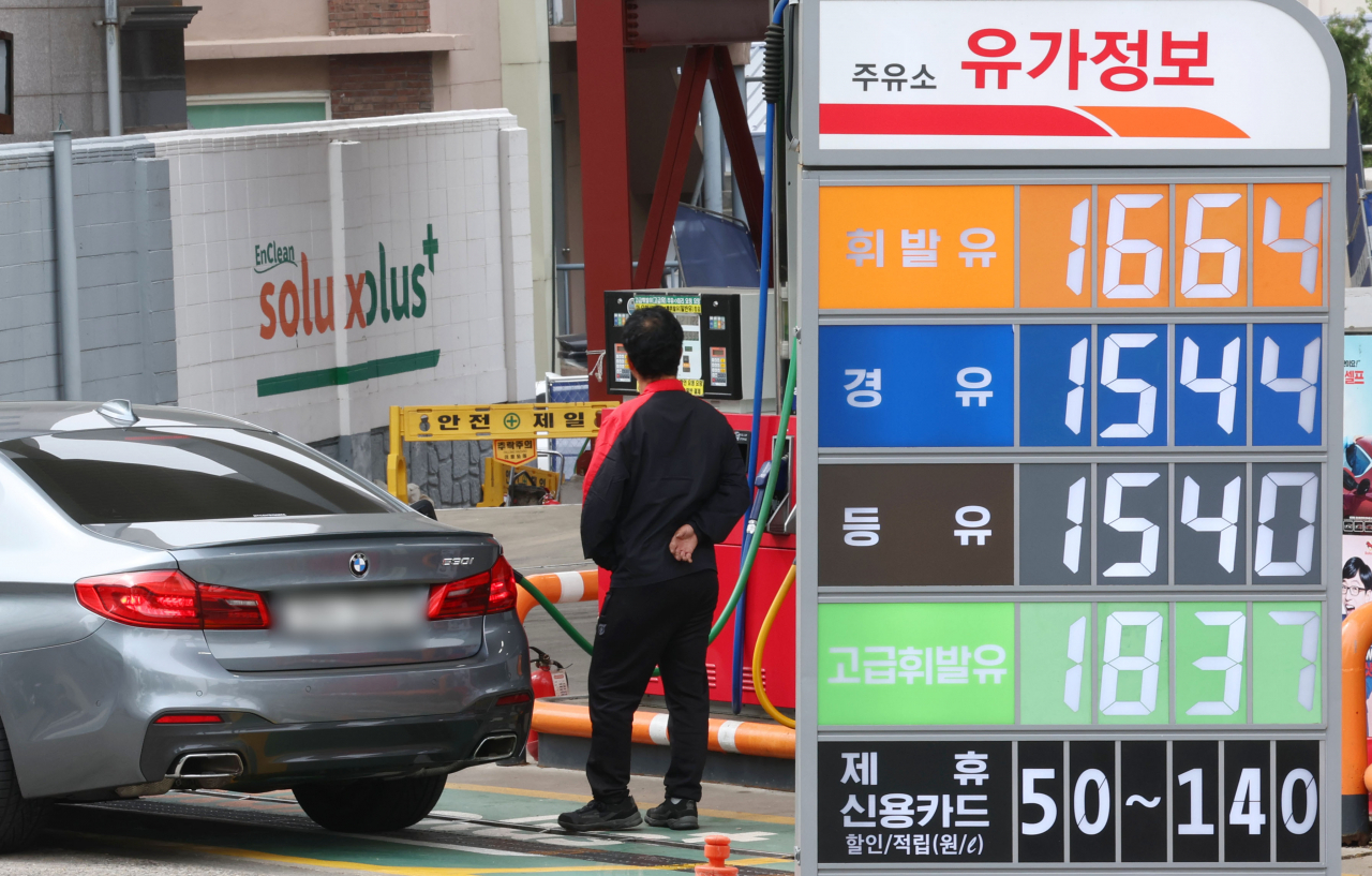 A signboard at a gas station in Seoul shows a spike in prices of gasoline and diesel, Sunday. (Yonhap)