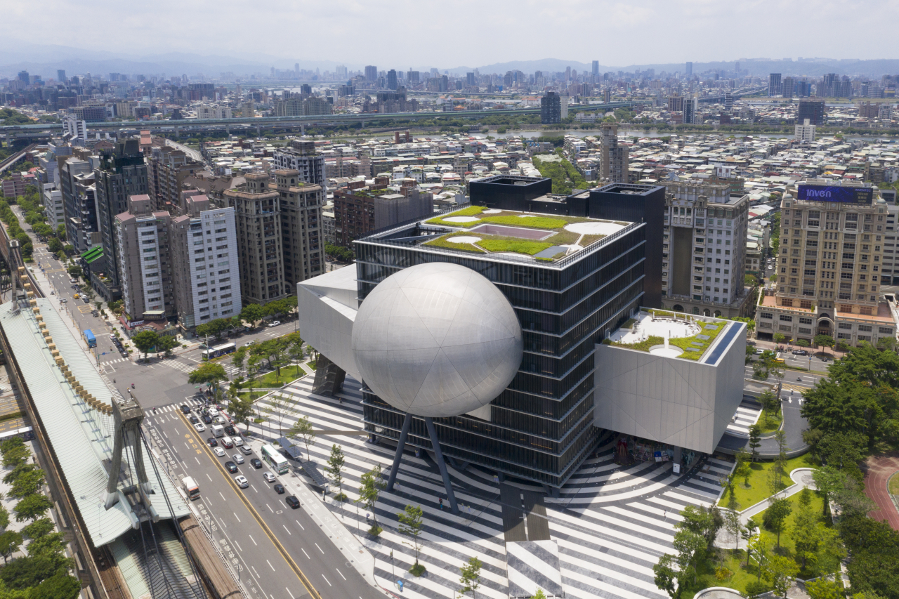 Taipei Performing Arts Center is composed of three theaters attached to the central cube. Here, the Grand Theater is seen on the left, Globe Playhouse in the middle and Blue Box on the right. (Copyright Shephotoerd Co. Photography, courtesy of OMA)