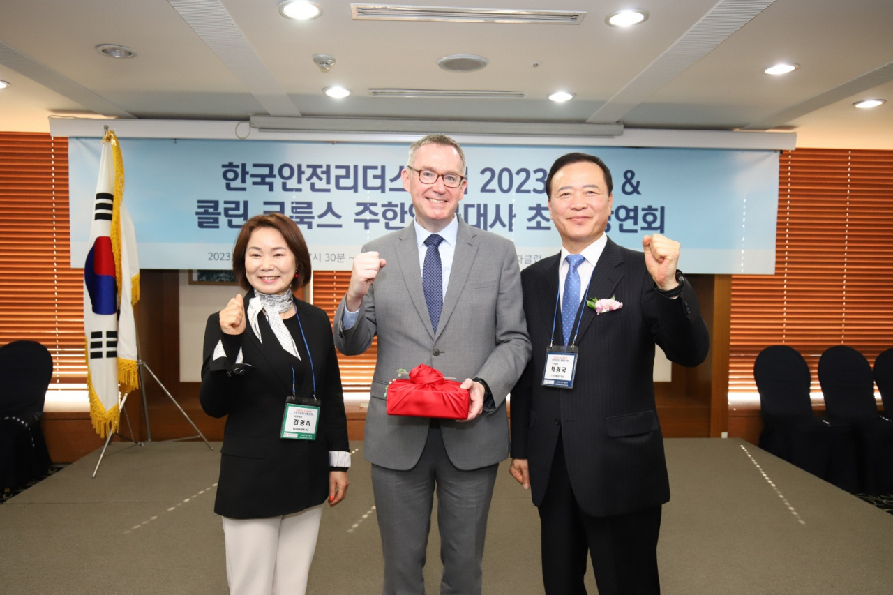 British Ambassador to Korea Colin Crooks (center), CEO of Golden Needles (Hwanggeom Baneul)Kim Young-mi(first from left), and Korea Safety Leaders Forum Chairman Park Kyeong-kook pose for a photo at the Korea Safety Leaders Forum at the Korea Press Center in Seoul on Wednesday. (British Embassy in Seoul)