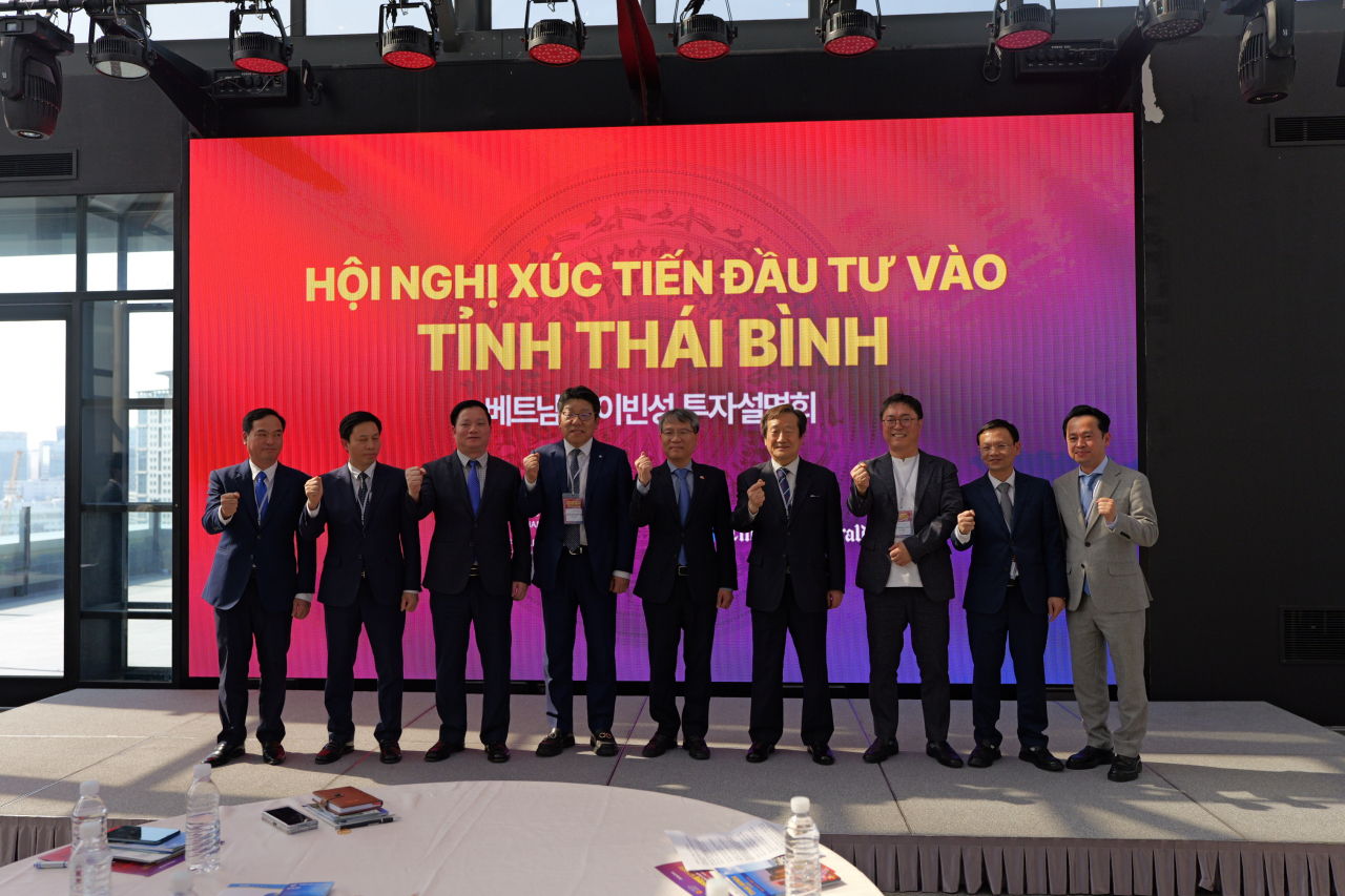 Nguyen Khac Than (third from left), chairman of the Thai Binh Provincial People's Committee, The Korea Herald CEO Choi Jin-young (fourth from left), Nguyen Vu Tung (fifth from left), the Vietnamese ambassador to South Korea, and other participants pose for a photo during an investment conference held at a Seoul hotel on Wednesday. (Embassy of Vietnam)