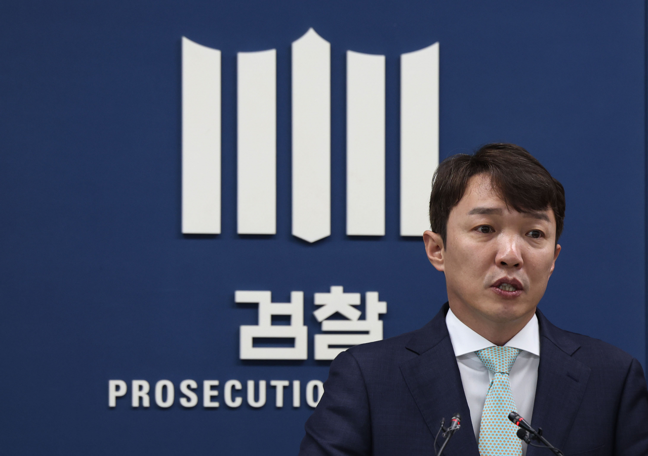 Lee Jung-sup, a senior prosecutor in the antitrust division of the Seoul Central District Prosecutors' Office, speaks to reporters in a briefing held at the Seoul High Prosecutors' Office on Thursday. (Yonhap)