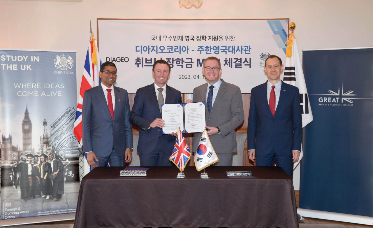 Diageo Korea CEO Dan Hamilton (second from left) and British Ambassador to South Korea Colin Crooks (third from left) pose for a photo after a signing ceremony at the British Embassy in Seoul, Wednesday. (Diageo Korea)