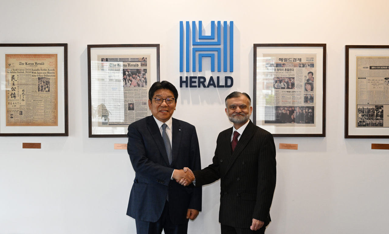 Pakistan Ambassador to Korea Nabeel Munir(right) and The Korea Herald CEO Choi Jin-young exchange greetings during a courtesy visit to Herald Corp. headquarters in central Seoul on Thursday. (Park Hae-mook/The Korea Herald)