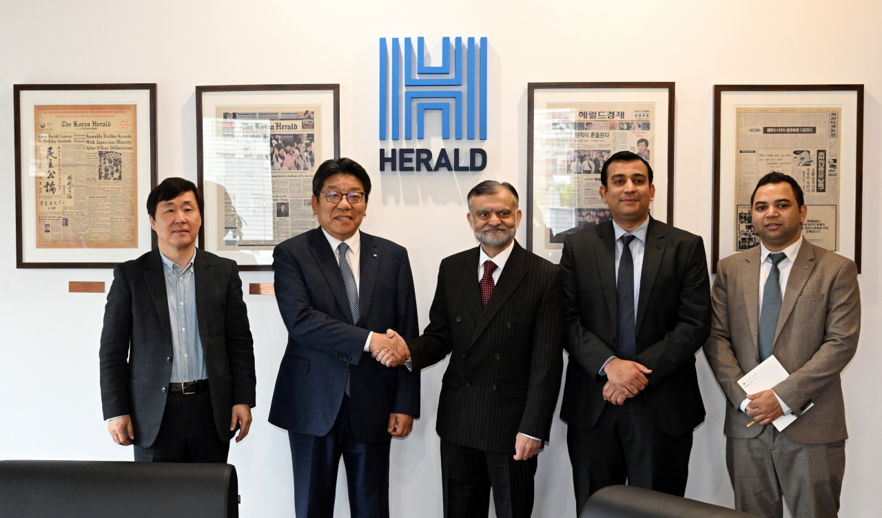From left: The Korea Herald Vice President Shin Yong-bae, The Korea CEO Choi Jin-young ,Pakistan Ambassador to Korea Nabeel Munir, Pakistan Embassy Deputy Head of Mission Ali Waqas Malik and The Korea Herald Journalist Sanjay Kumar and pose for a group photo during a courtesy visit to the Herald Corp. headquarters in central Seoul on Wednesday. (Park Hae-mook/The Korea Herald)