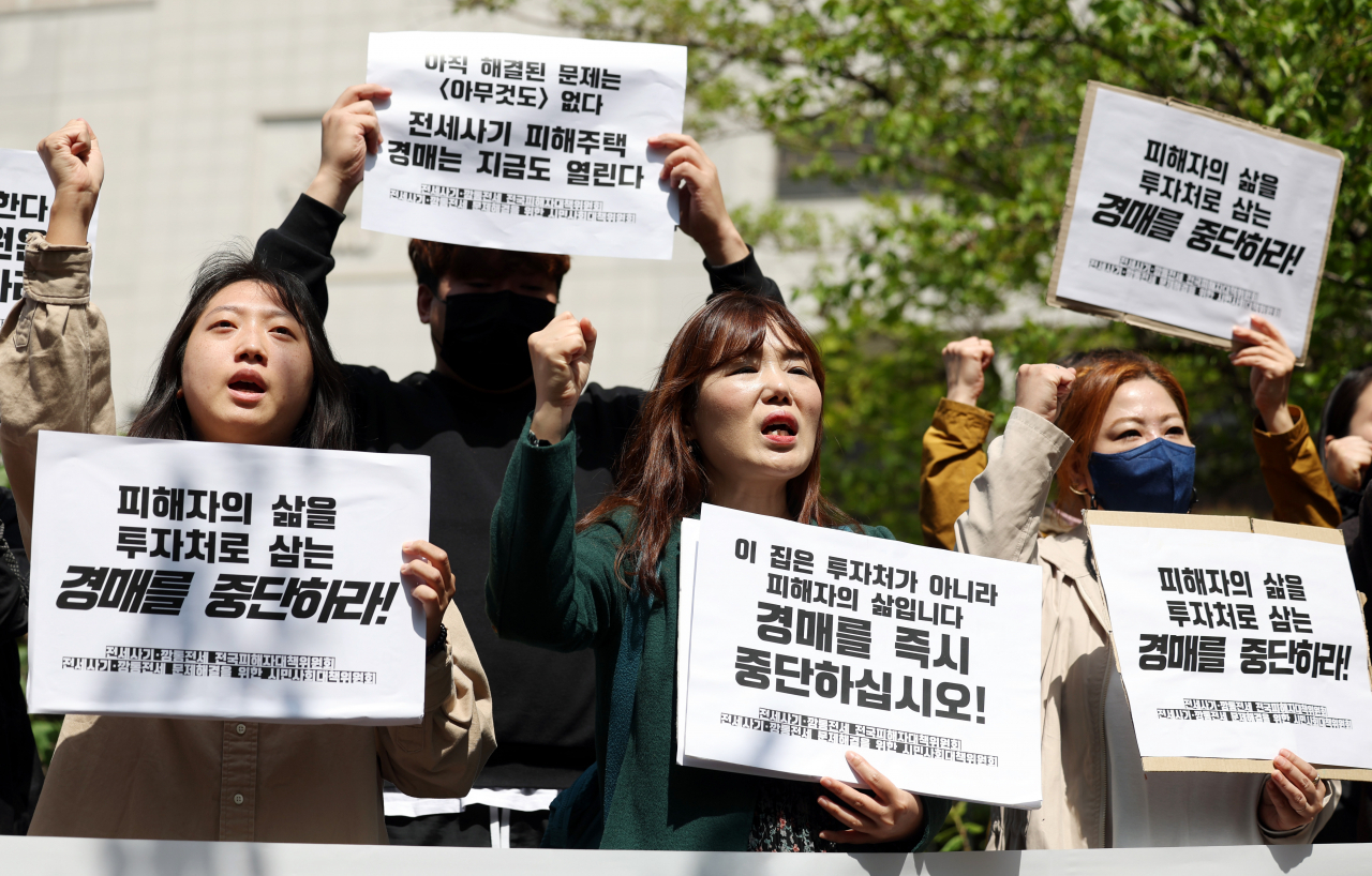 A group of tenants who fell prey to housing rental scams stage a protest in Incheon Friday. (Yonhap)