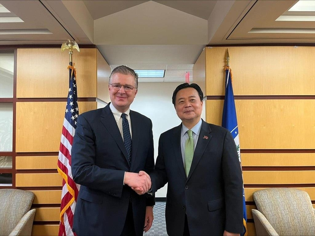 New South Korean Ambassador to the United States Cho Hyun-dong (right) and Daniel Kritenbrink, assistant secretary of state for East Asian and Pacific affairs, pose for a photo during their meeting on Friday. (South Korean Embassy in the US)