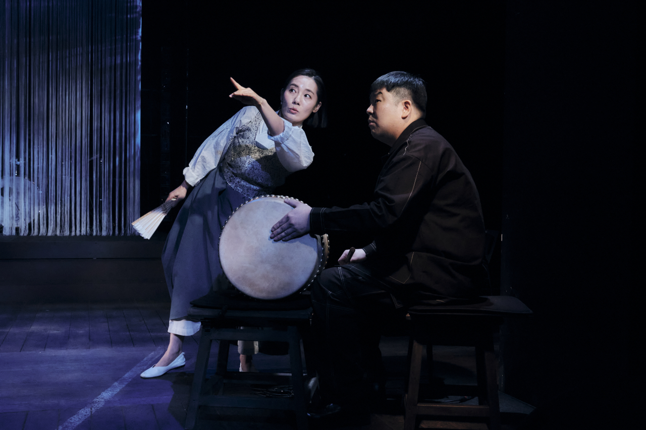 Lee Seung-hee (left) and Kim Hong-sik perform 