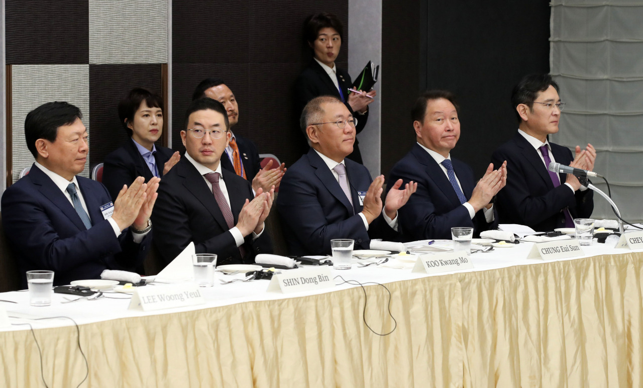 From left: Lotte Group Chairman Shin Dong-bin, LG Group Chairman Koo Kwang-mo, Hyundai Motor Group Executive Chair Chung Euisun, SK Group Chairman Chey Tae-won and Samsung Electronics Executive Chairman Lee Jae-yong attend a Korea-Japan business roundtable held in Tokyo on March 17 upon President Yoon Suk Yeol's summit there with his Japanese counterpart Fumio Kishida. (Yonhap)
