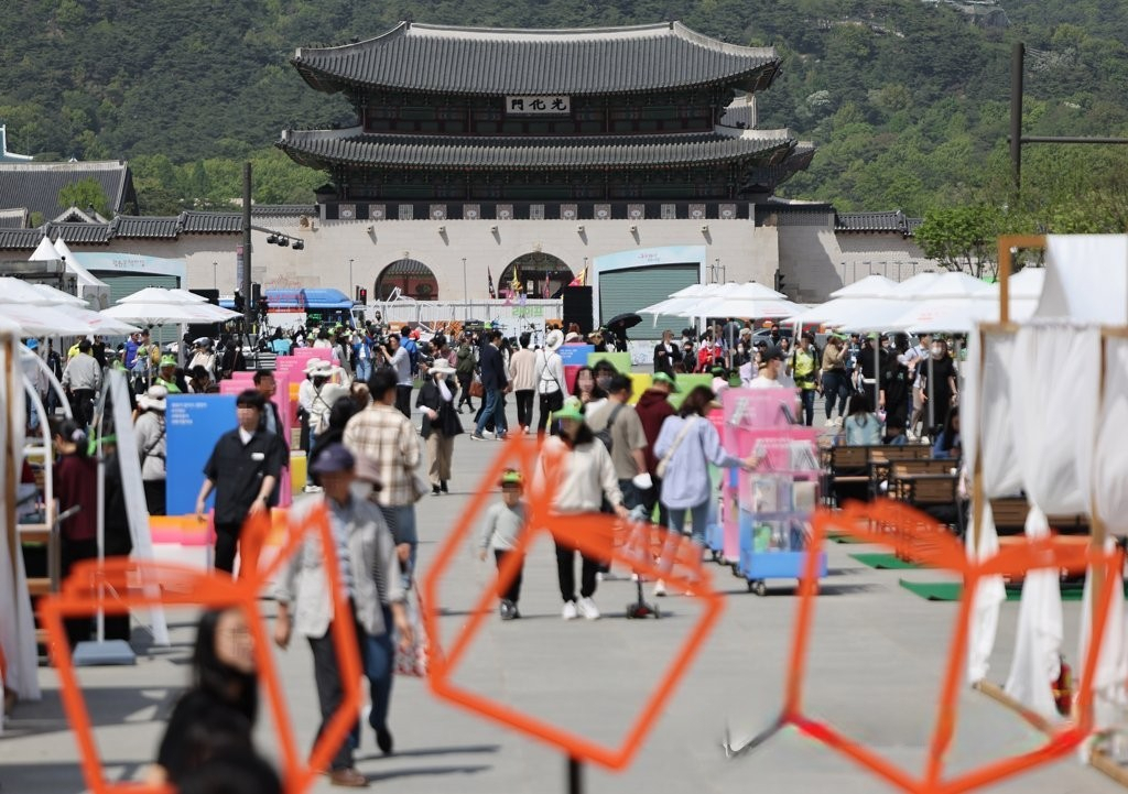 People enjoy a festival at Gwanghwamun Square in central Seoul on Sunday. (Yonhap)