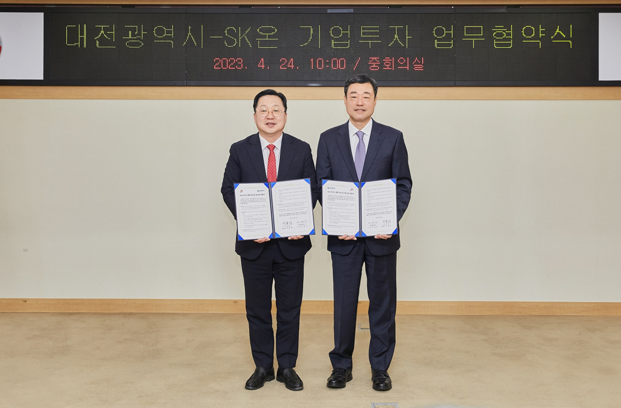 SK On CEO Ji Dong-seob (right) and Daejeon Mayor Lee Jang-woo on Monday pose for a photo after signing a partnership over SK On's 470 billion won ($352 million) investment in bolstering its research and development facilities in Daejeon. (SK On)