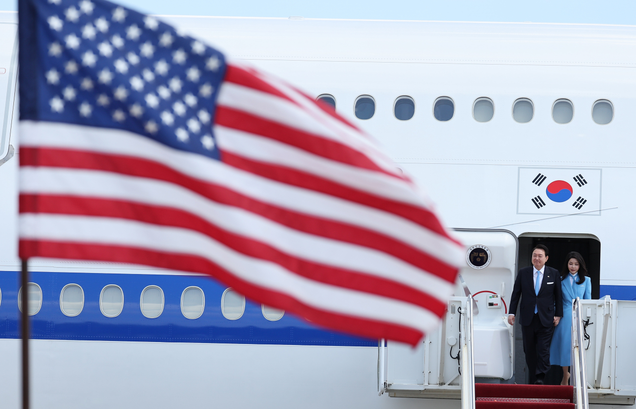 President Yoon Suk Yeol (left) and first lady Kim Keon Hee disembark Air Force One at Joint Base Andrews, Maryland, on Monday. (Yonhap)