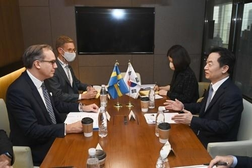 This file photo shows a meeting between senior South Korean and Swedish officials in Seoul on Nov. 15, 2022 (MOTIE)