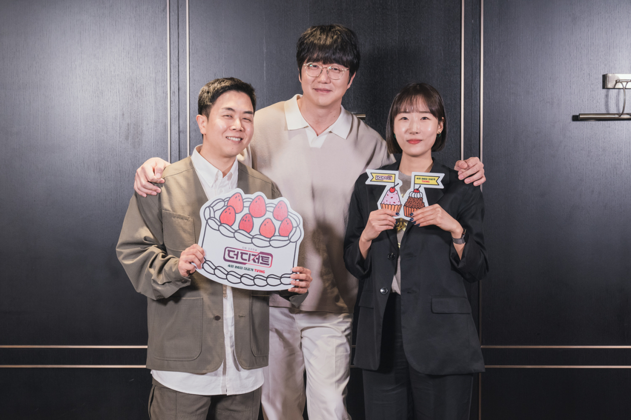 From left: Director Jung Jong-chan, singer Sung Si-kyung, director Kim Na-hyun pose for photos before a press conference at CGV Yongsan in central Seoul, Monday. (Tving)