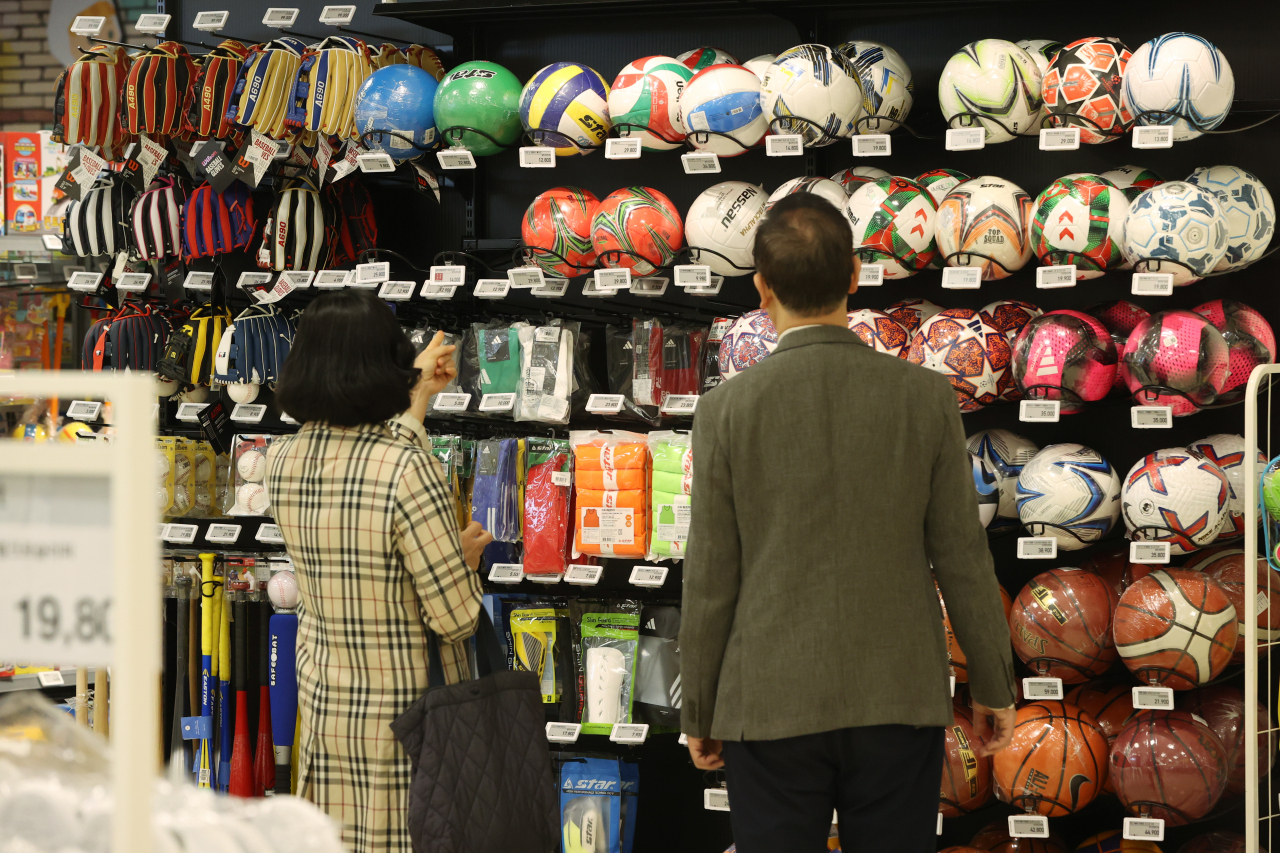 People shop for exercise quipment at a retail store in Seoul on April 10. (Yonhap)