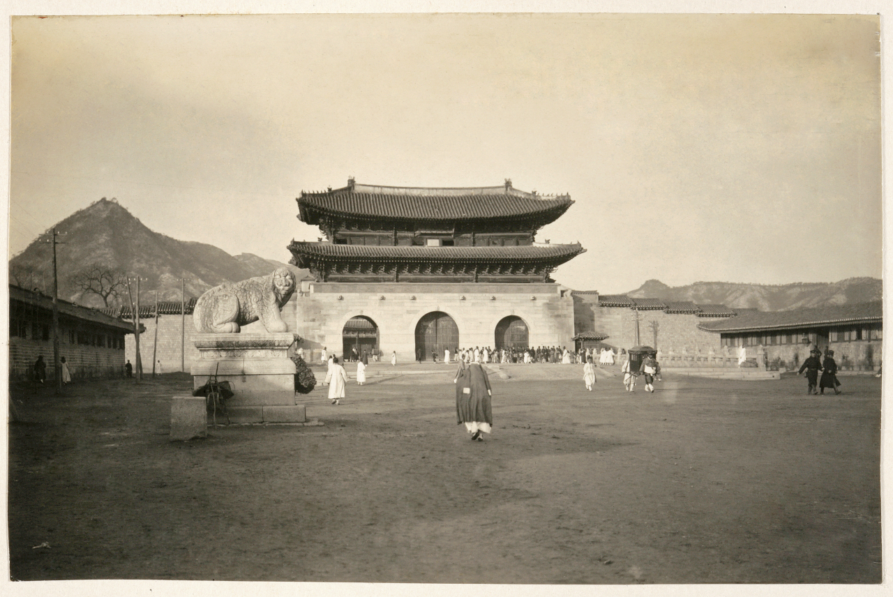 Photo of Gwanghwamun between 1906 and 1907 (National Folk Museum of Korea)
