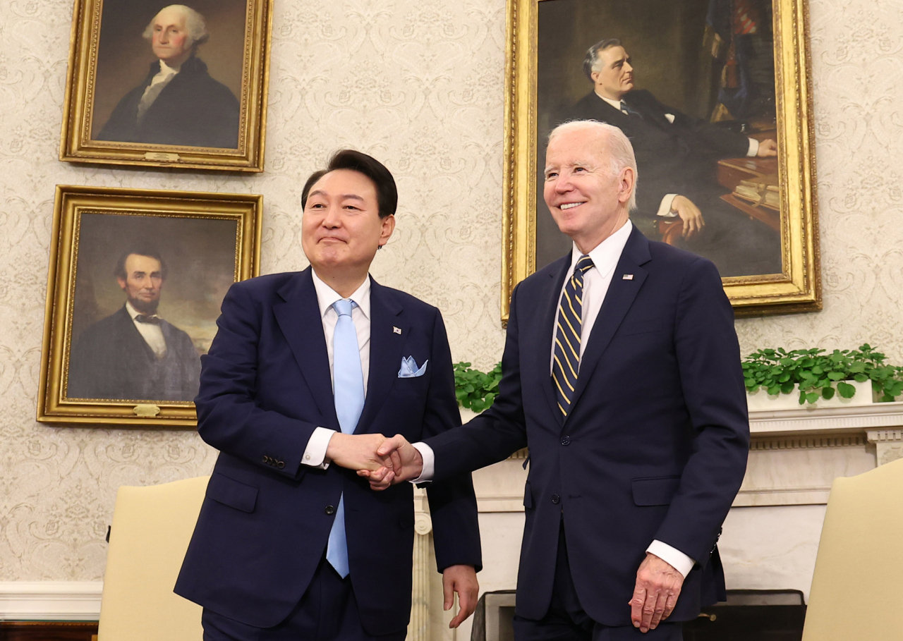 South Korean President Yoon Suk Yeol and US President Joe Biden shake hands during a summit at the White House in Washington on Wednesday. (Yonhap)