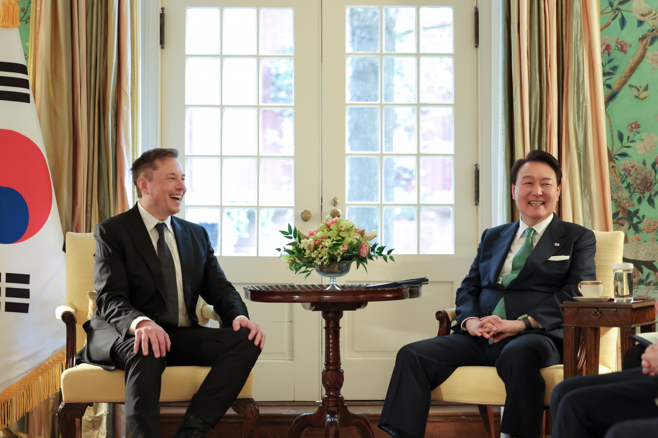 South Korean President Yoon Suk Yeol (R) laughs with Tesla CEO Elon Musk during their meeting at Blair House in Washington on Wednesday. (Yonhap)