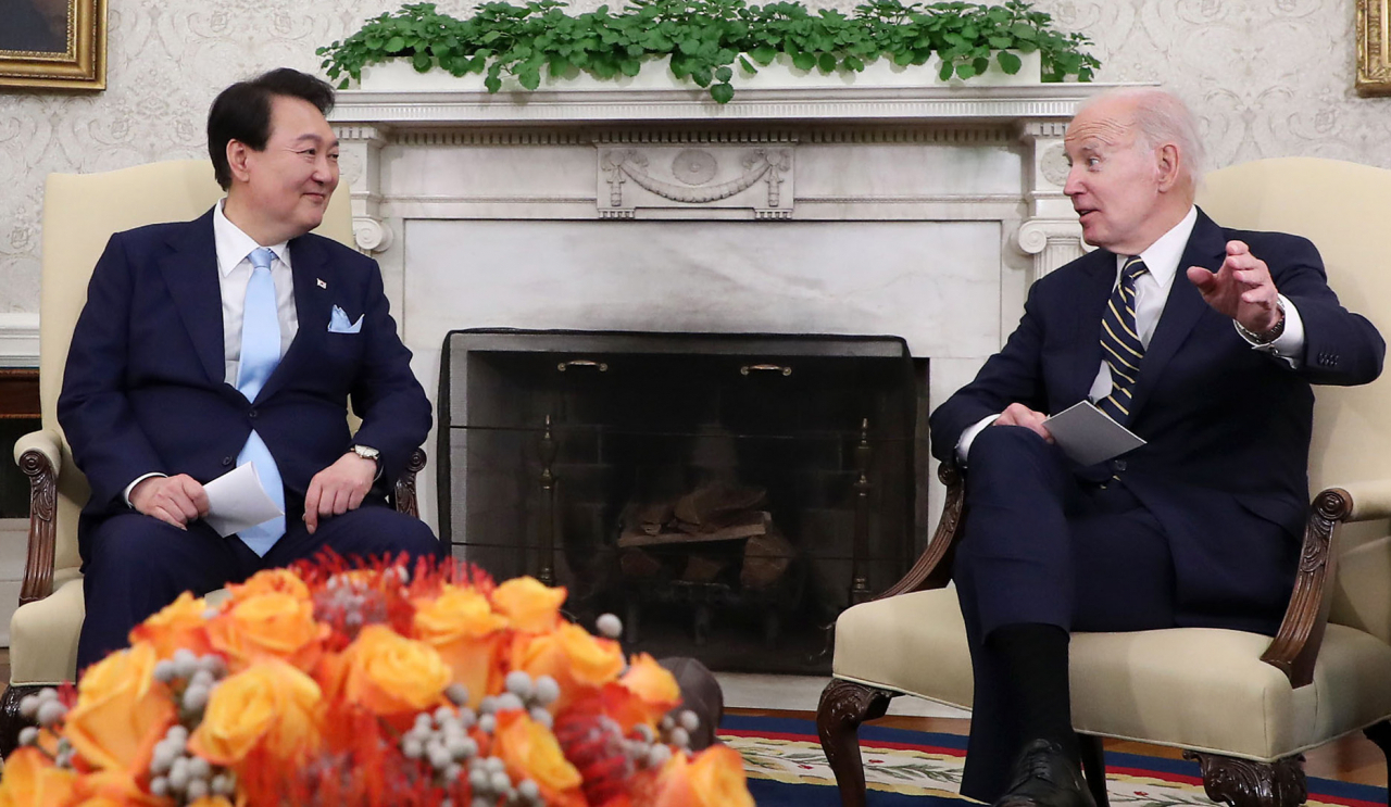 South Korean President Yoon Suk Yeol (left) and US President Joe Biden hold a summit at the White House in Washington, DC, on Wednesday. (Yonhap)