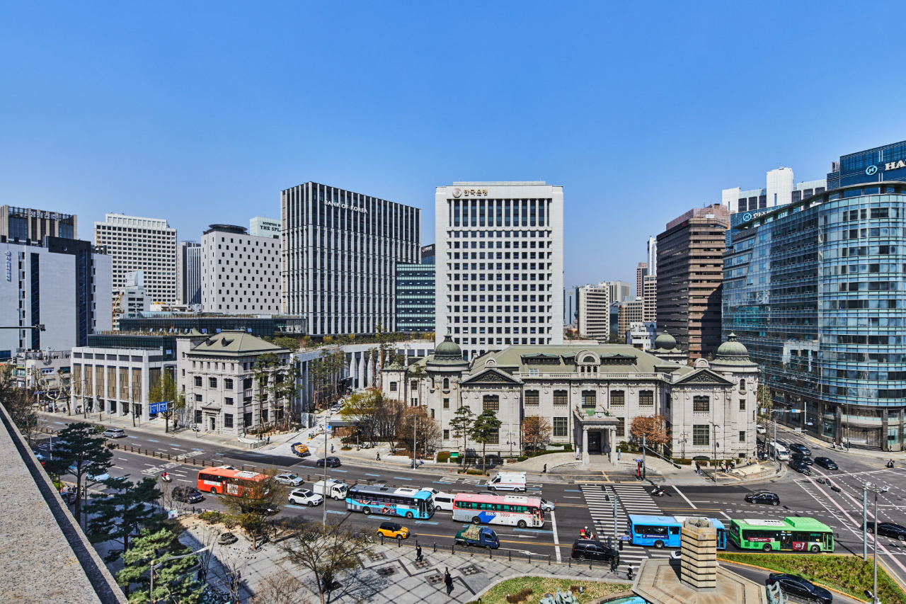 View of the Bank of Korea headquarters (high-rise building, center), with the Bank of Korea Museum in front, Seoul (BOK)
