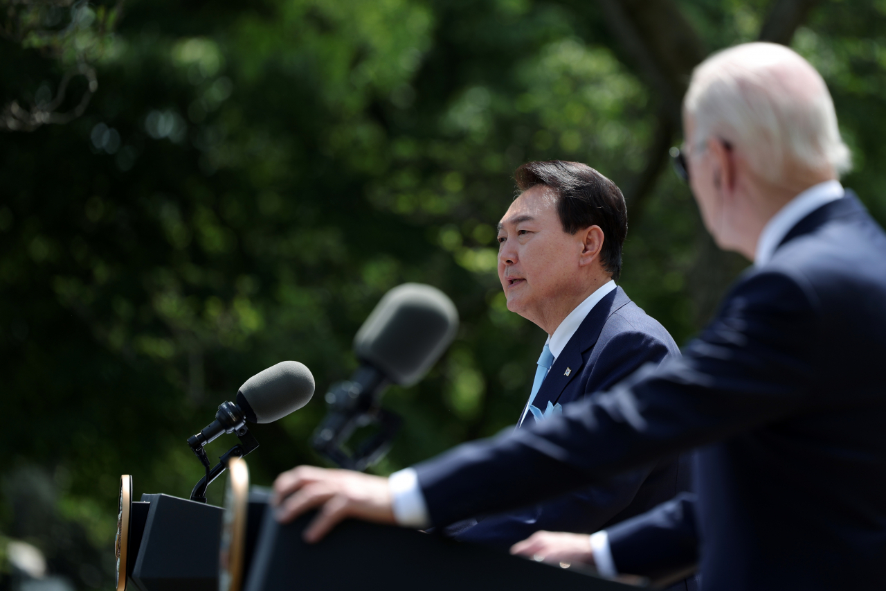 South Korean President Yoon Suk Yeol (left) and US President Joe Biden hold a joint news conference after their summit at the White House in Washington on Wednesday. (Yonhap)