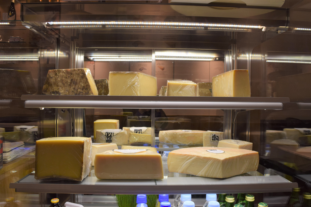 Different types of artisanal cheese are on display at Fromagerie Le Meunier (Kim Hae-yeon/ The Korea Herald)