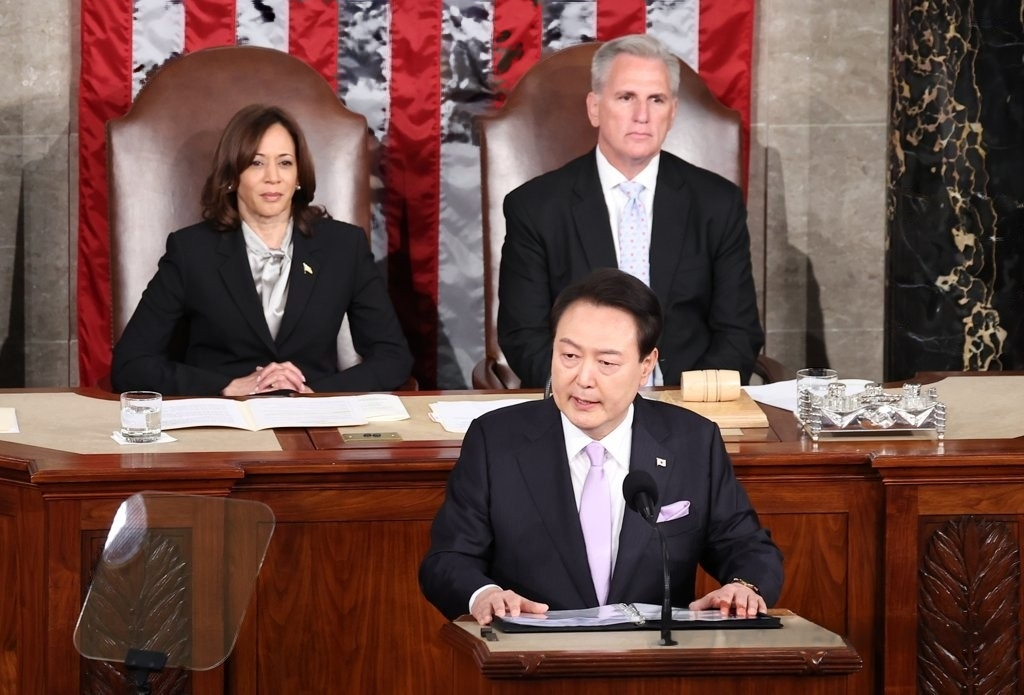 South Korean President Yoon Suk Yeol (front) addresses a joint session of US Congress at the Capitol in Washington, DC, on Thursday. (Yonhap)