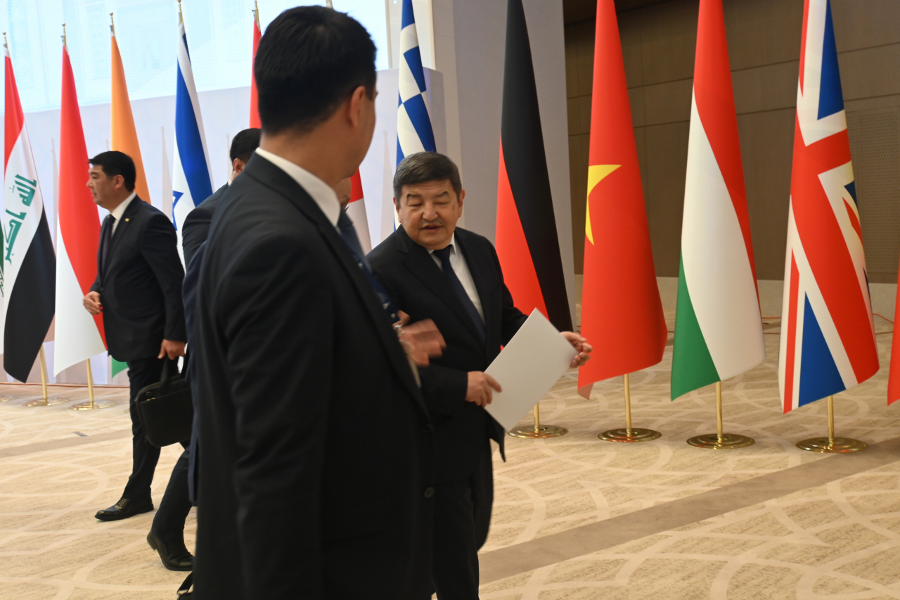 Chairman of the Cabinet of Ministers of the Republic of Kyrgyzstan Akylbek Japarov interacts with guests at the Tashkent Investment Forum held at Tashkent City Congress Hall in Tashkent on Thursday. (Sanjay Kumar/The Korea Herald)