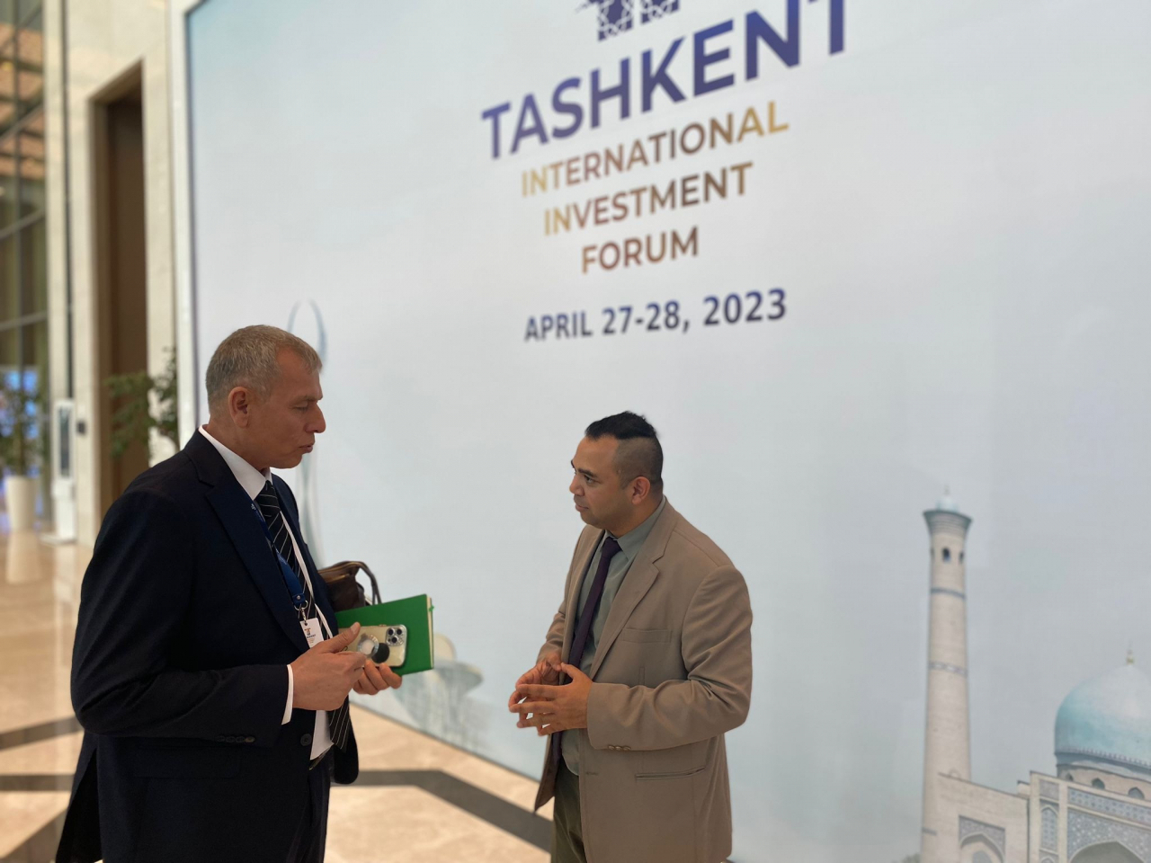 An investor from Turkmenistan Seyidov Guvanch Huseyinovich(left) interacts with Korea Herald on the second day of Tashkent Investment Forum held at Tashkent City Congress Hall in Tashkent, Uzbekistan, Thursday. ( Khusanboev Mukhammadyusuf)
