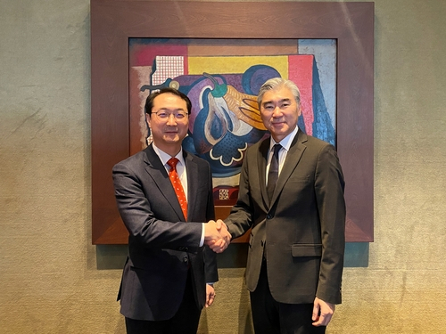 Kim Gunn (left), South Korea's special representative for Korean Peninsula peace and security affairs, and US Special Representative for North Korea Sung Kim pose for a photo during their meeting in Seoul on Tuesday. (Ministry of Foreign Affairs)
