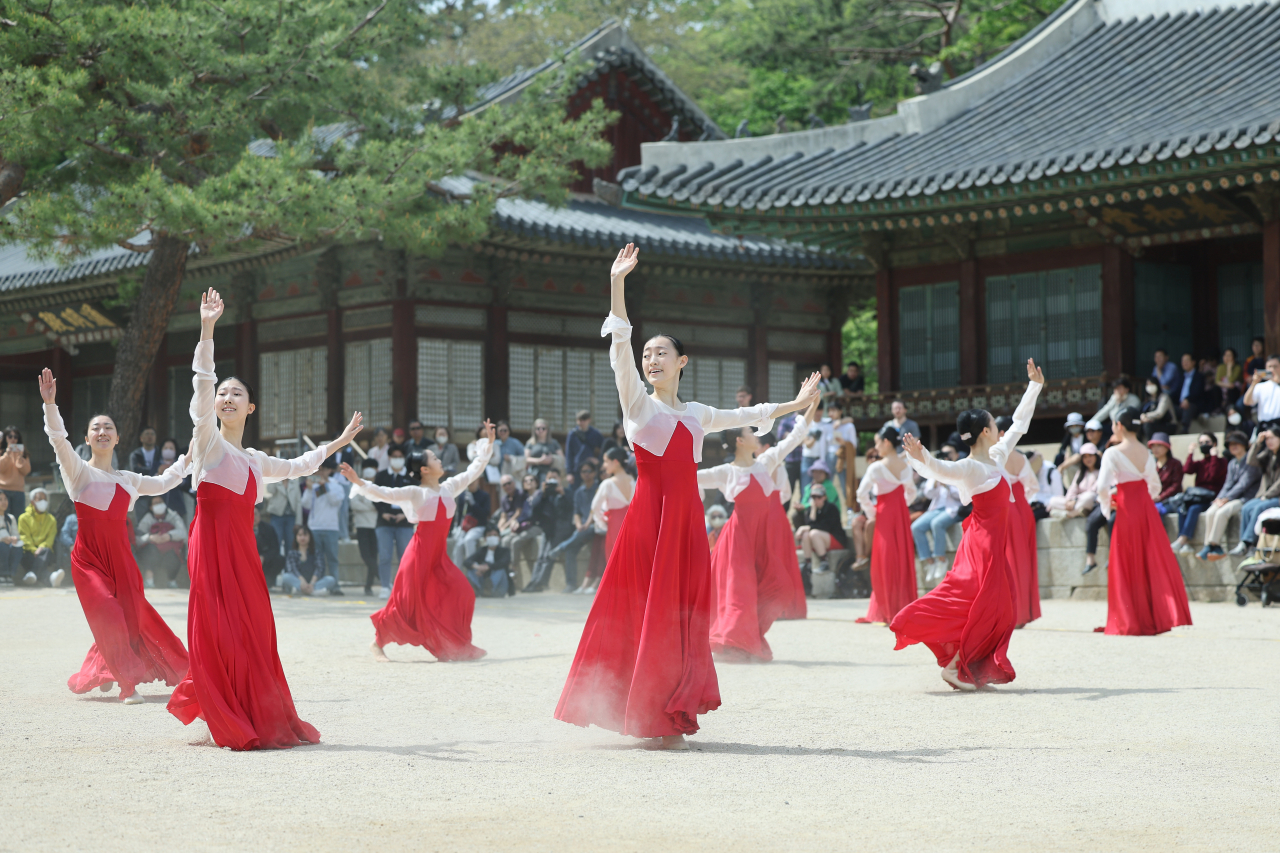 A performance is held to celebrate spring edition of the K-Royal Culture Festival in Changgyeonggung, Seoul, on Friday. (Yonhap)