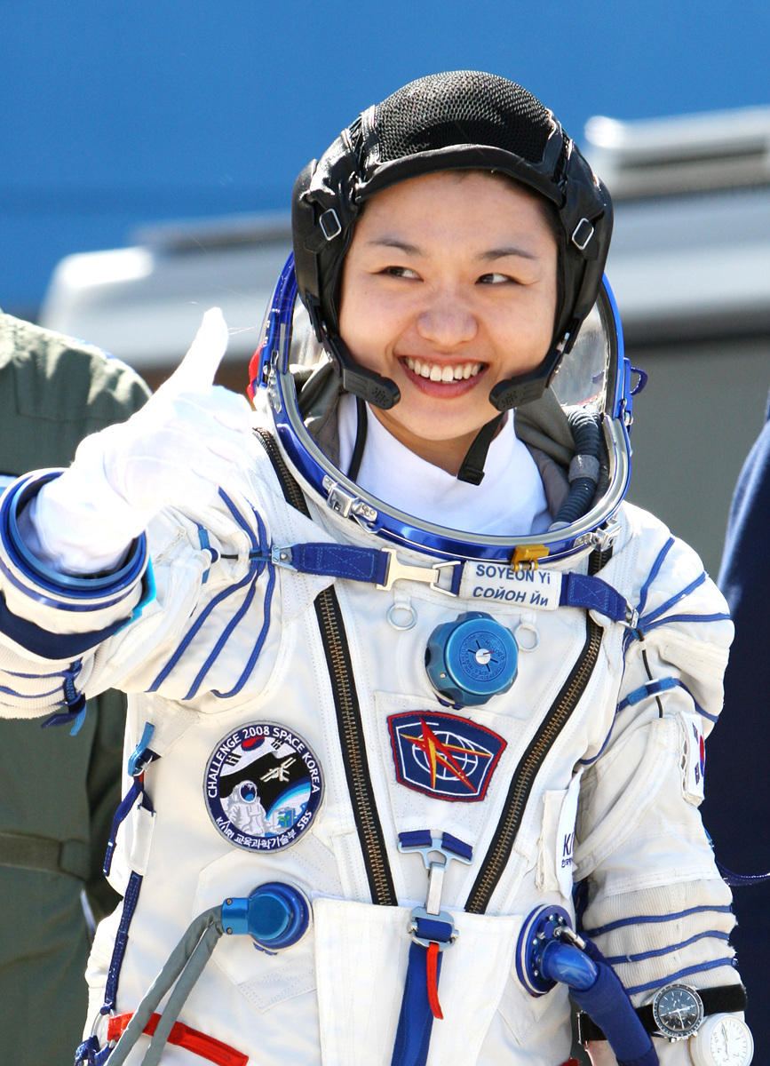 Korean astronaut Yi So-yeon on her way to Russian space rocket Soyuz TMA-12 on April 8, 2008 (Wisdomhouse)