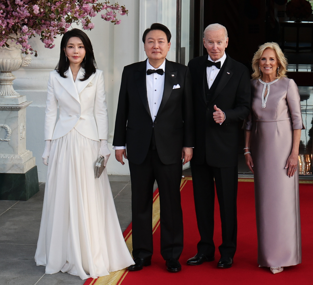 South Korean President Yoon Suk Yeol (second from left), first lady Kim Keon Hee (left), US President Joe Biden (second from right) and US first lady Jill Biden pose for a photo during a state dinner at the White House in Washington last Wednesday. (Yonhap)