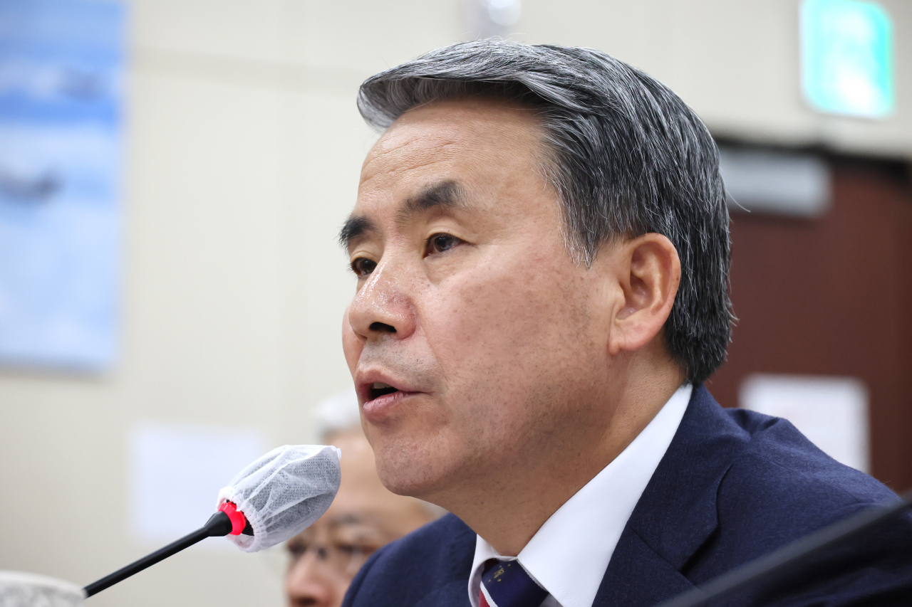 This photo, taken on April 6, shows Defense Minister Lee Jong-sup speaking during a parliamentary session at the National Assembly in Seoul. (Yonhap)