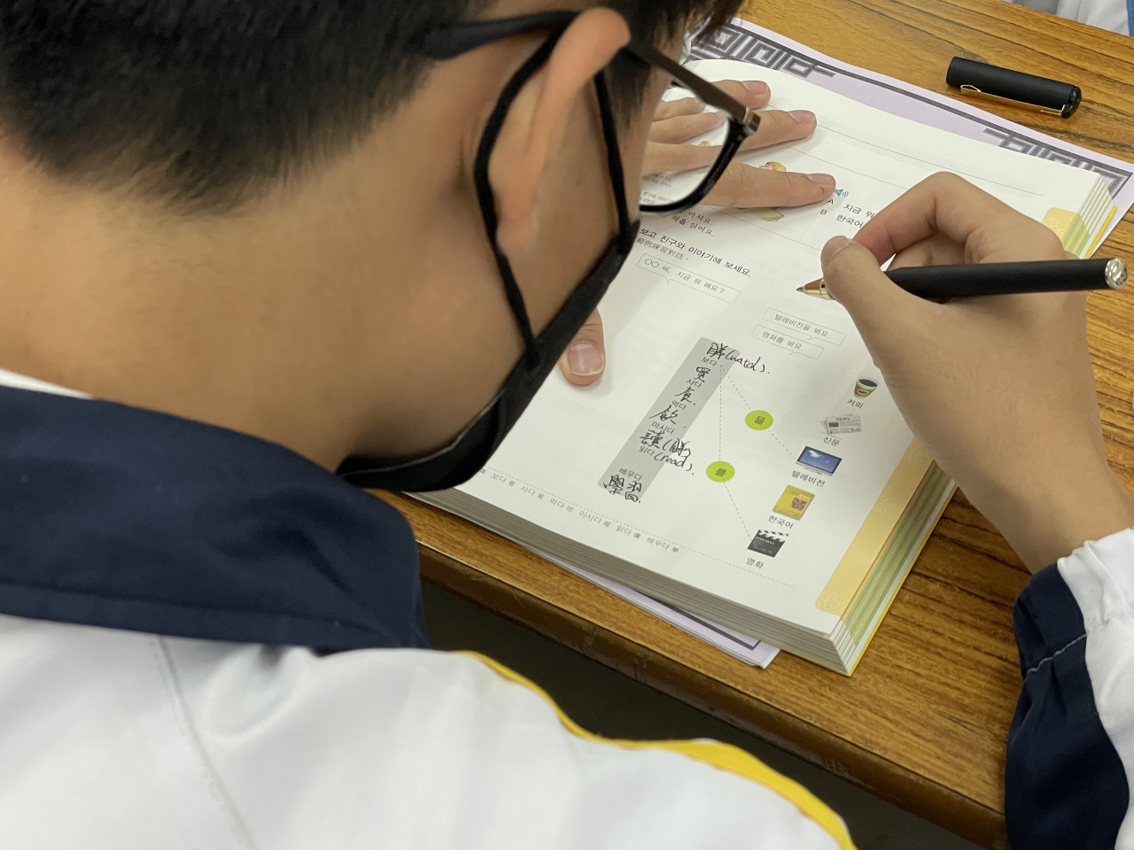 A student completes an exercise in Korean class at Mu Kuang English School in Hong Kong on March 21. (Naomi Ng/The Korea Herald)