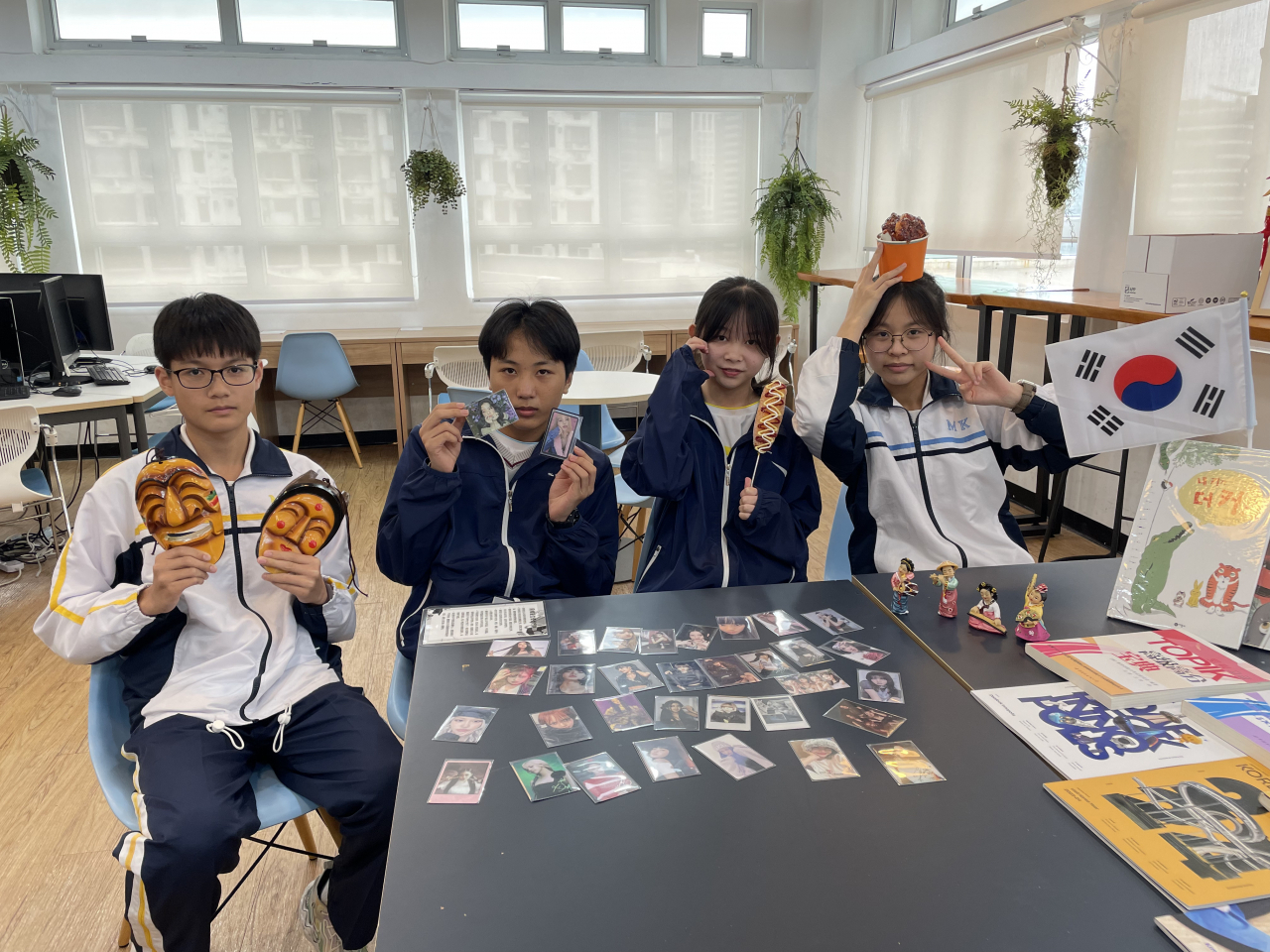 Students show off their love of Korean culture at Mu Kuang English School in Hong Kong on March 21. (Naomi Ng/The Korea Herald)