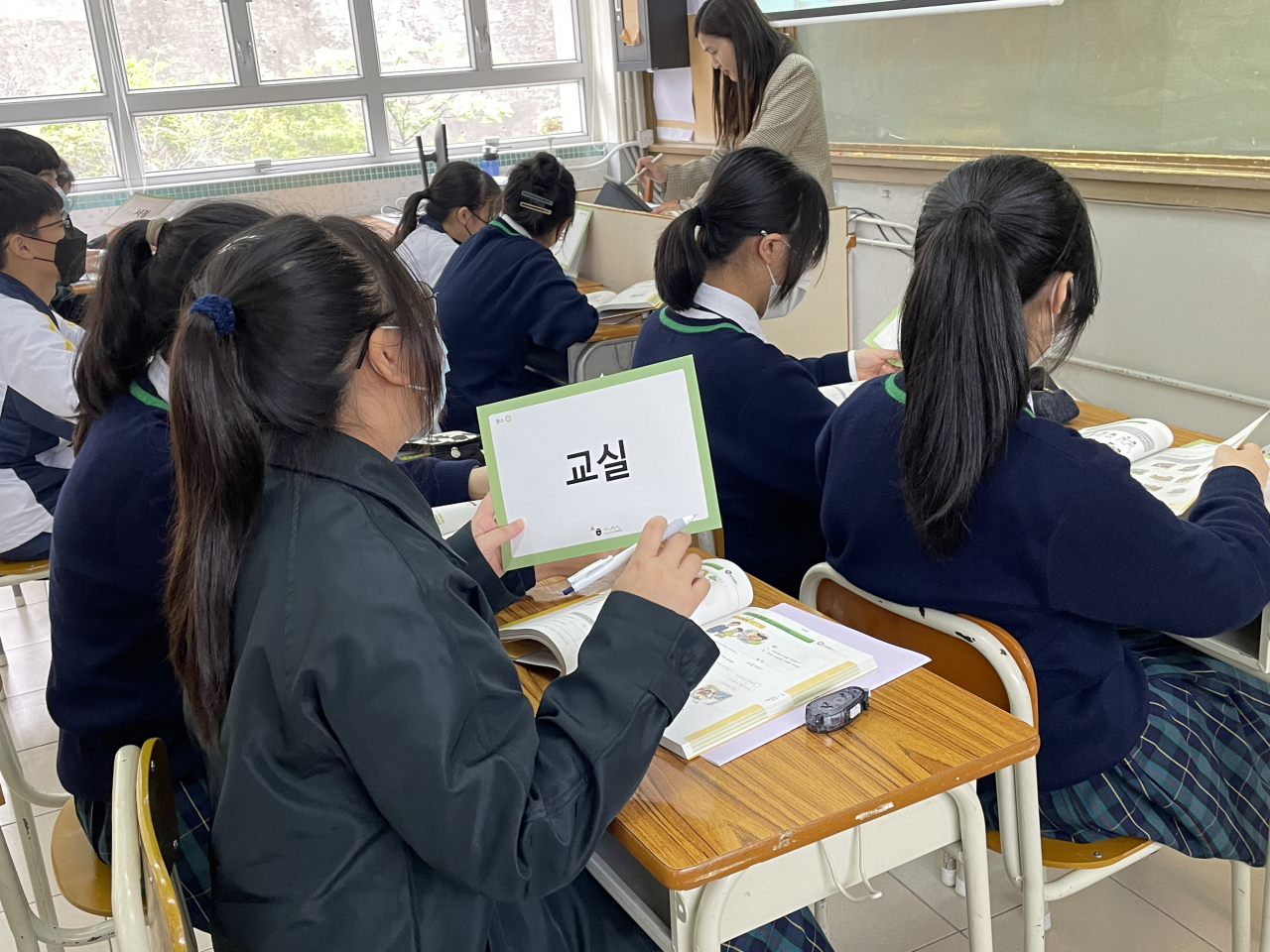 Students complete an exercise in Korean class at Mu Kuang English School in Hong Kong on March 21. (Naomi Ng/The Korea Herald)