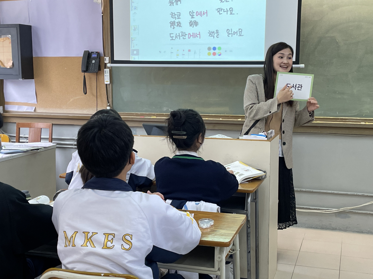 Canny Lai Yuen-wa teaches Korean at Mu Kuang English School in Hong Kong on March 21. (Naomi Ng/The Korea Herald)