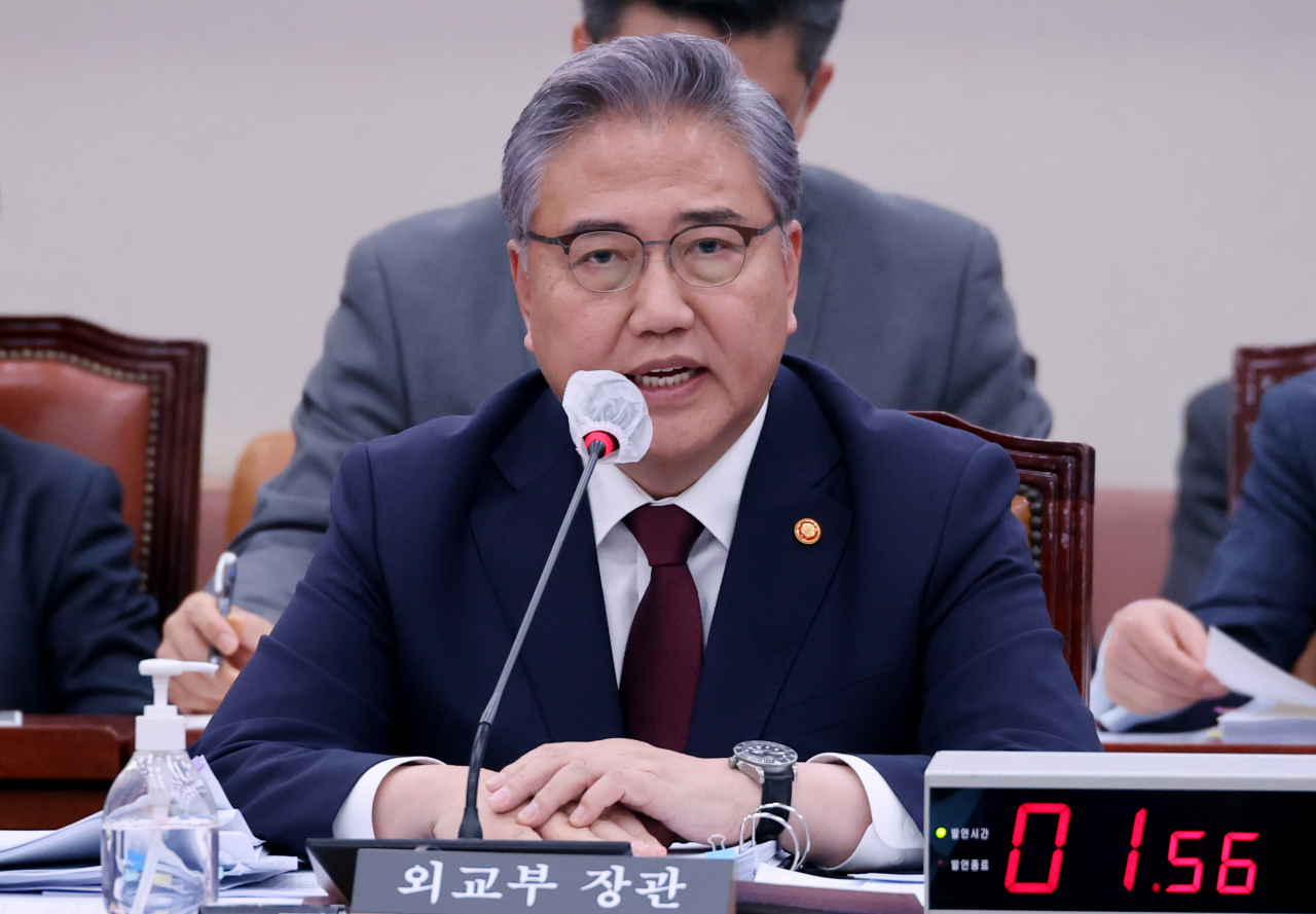 4 月 12 日，外交部长朴振在首尔的国会外事委员会会议上发表讲话。（韩联社）