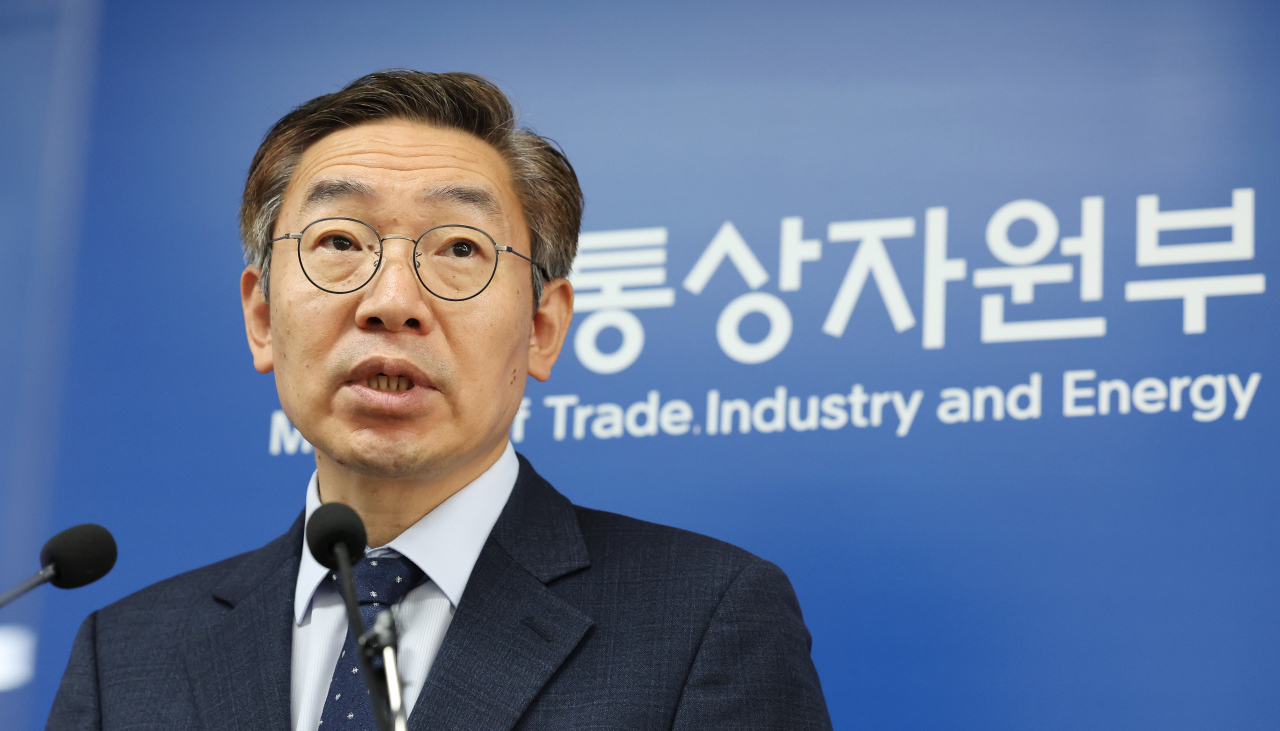 Kim Wan-ki, head of International Trade and Investment at the Trade Ministry, speaks during a press conference in the Sejong Government complex in Sejong, Gyeonggi Province on Monday. (Yonhap)