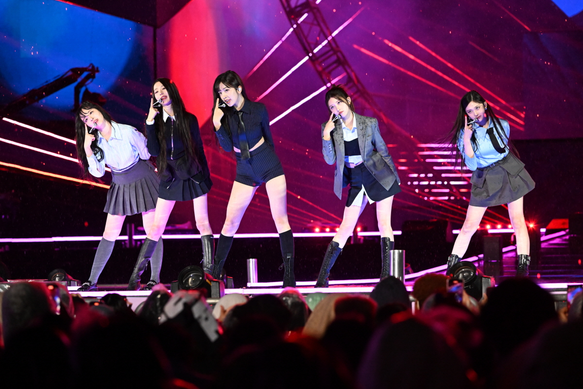 Ive performs at 'K-pop Super Live' at Olympic Stadium in Seoul, Sunday. (KBS)