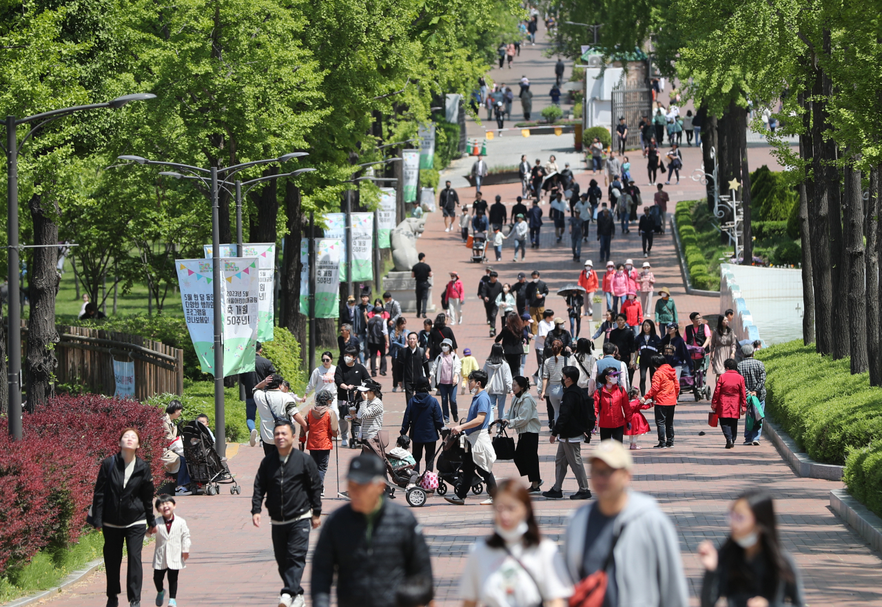 This file photo taken on Monday shows an amusement park in Seoul crowded with people. (Yonhap)